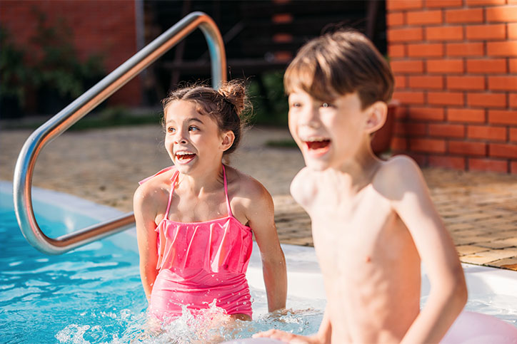 hermanos nadando en la piscina